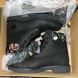 Timberland heritage 6in waterproof boot, black, nubuck w floral Size 9 1/2 Women